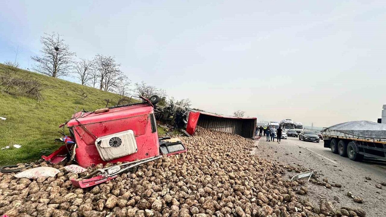 Bursa’da şeker pancarı yüklü tır iki araca çarpıp devrildi: 1’i ağır 5 yaralı