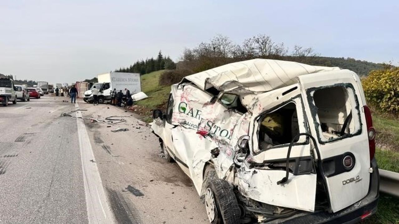 Bursa'da tırın iki araca çarpması: 1 ölü, 3 yaralı