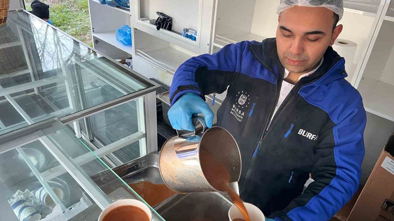 Bursa'da üniversitelilere her sabah ücretsiz sıcak çorba ve ekmek