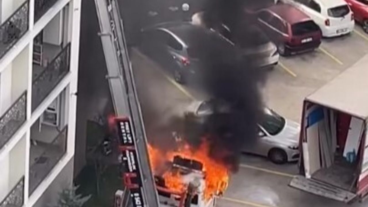 Bursa'da vinçli kamyon alev aldı: 6. kattaki taşımada yangın