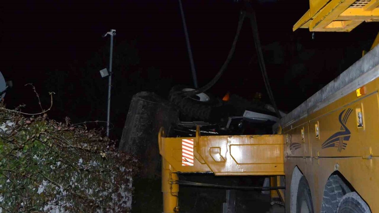 Bursa'da vinçten düşen iş makinesi bölgede paniğe yol açtı