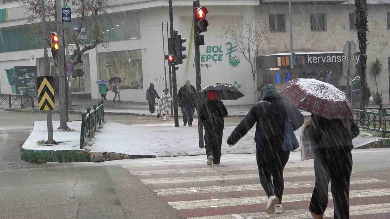 Bursa'da yılın son gününde aniden bastıran kar kent merkezini beyaza bürüdü