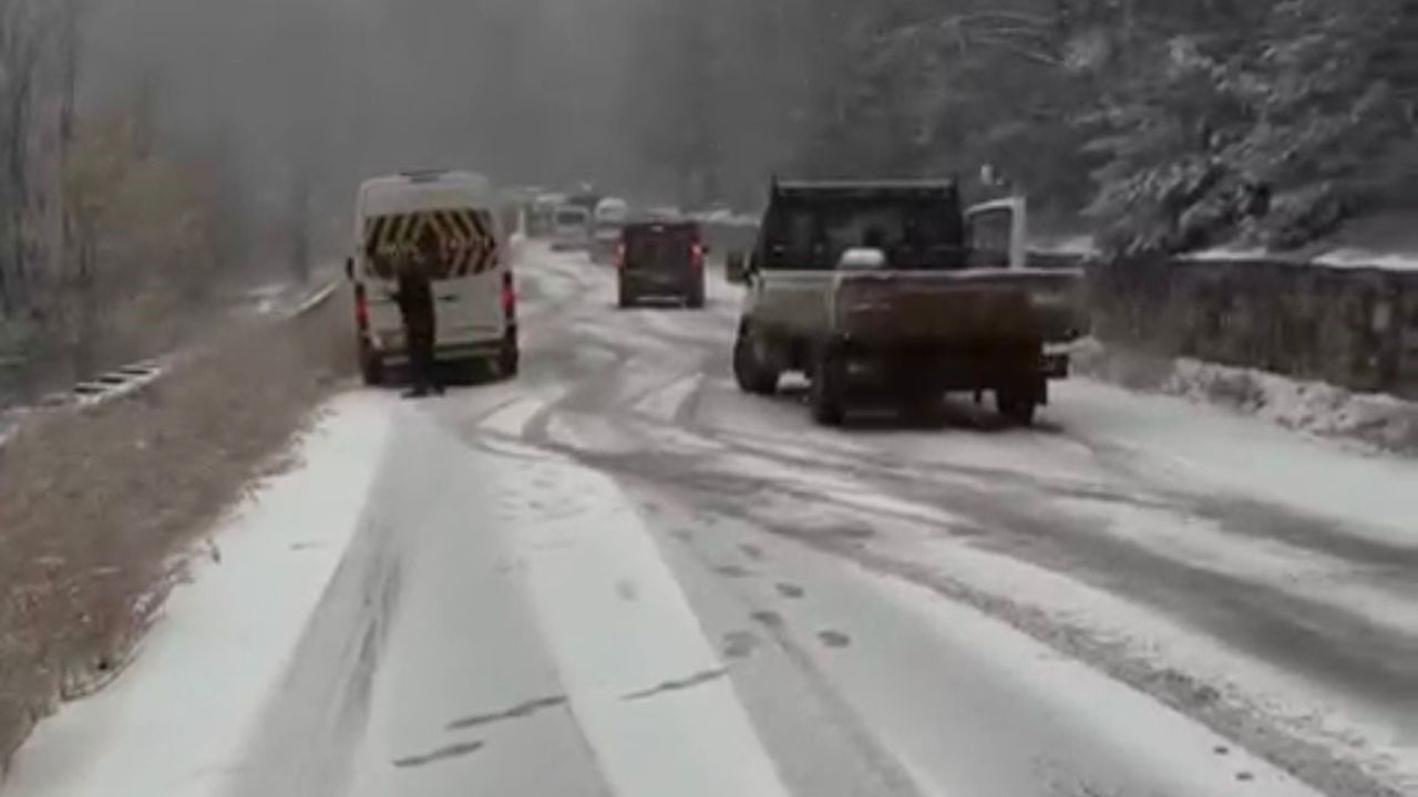 Bursa'da yoğun kar ve buzlanma ulaşımı aksattı