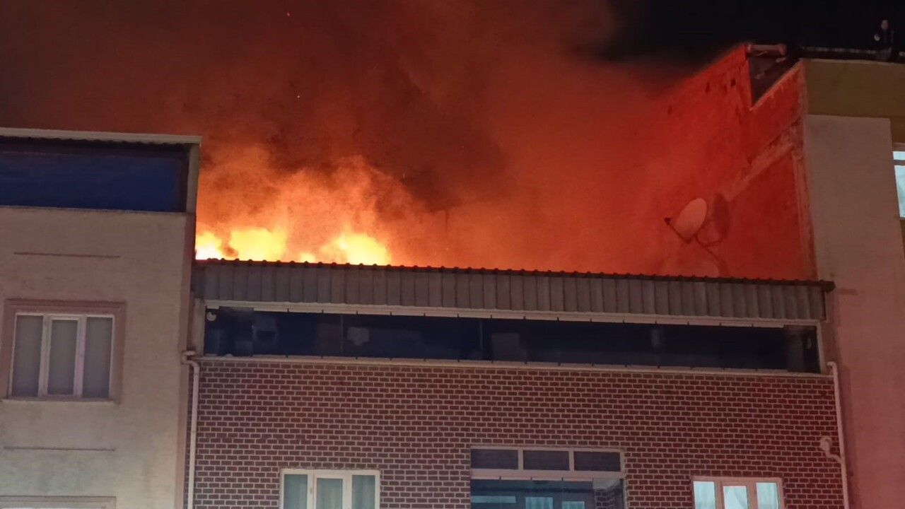 Bursa İnegöl’de İki Katlı Evin Çatısında Yangın Söndürüldü