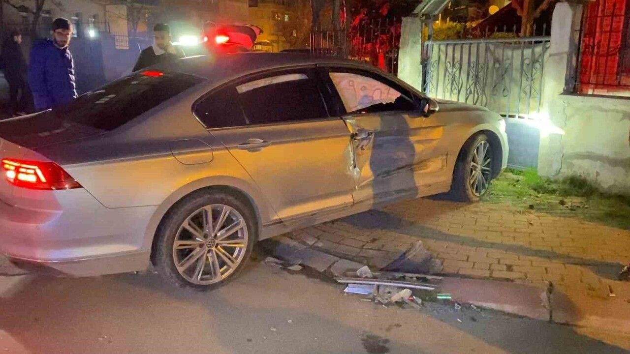 Bursa İnegöl'de kavşakta iki otomobil çarpıştı: 1 yaralı