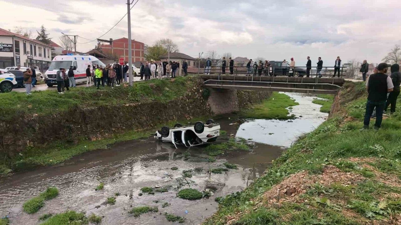 Bursa İnegöl'de otomobil dere yatağına uçtu: 3 yaralı
