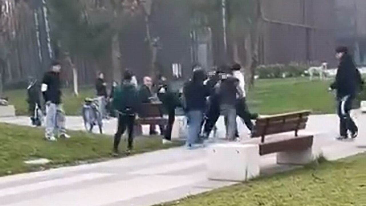 Bursa İnegöl Kent Meydanı'nda Genç Gruplar Arasında Kavga Kamerada