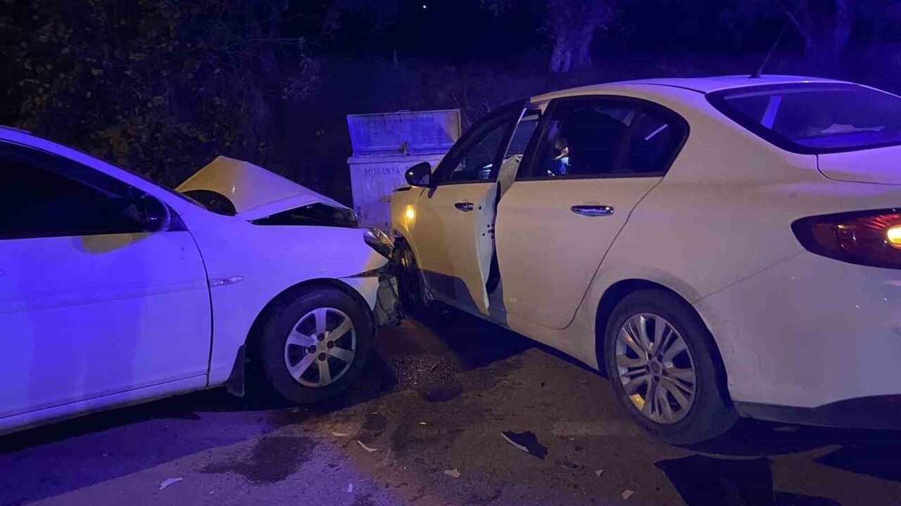 Bursa Mudanya’da hız ihlali sonucu kavşak kazası: 2’si ağır 4 yaralı