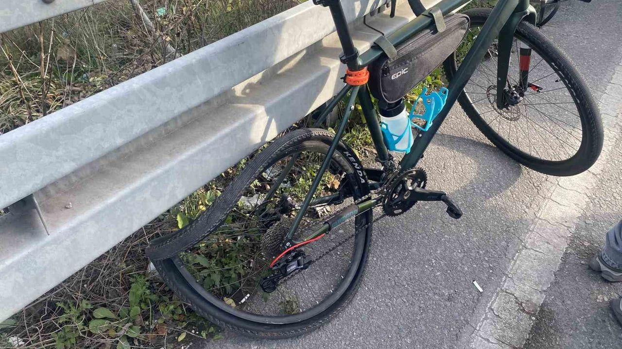 Bursa-Mudanya yolunda bisikletliyle otomobil çarpıştı: 1 yaralı