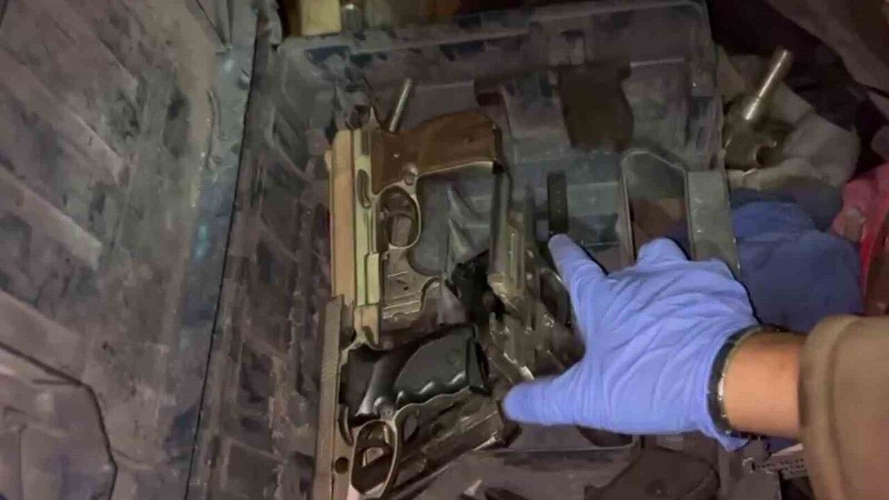 Bursa Yıldırım'da kaçak silah atölyesine operasyon: Çok sayıda silah ele geçirildi