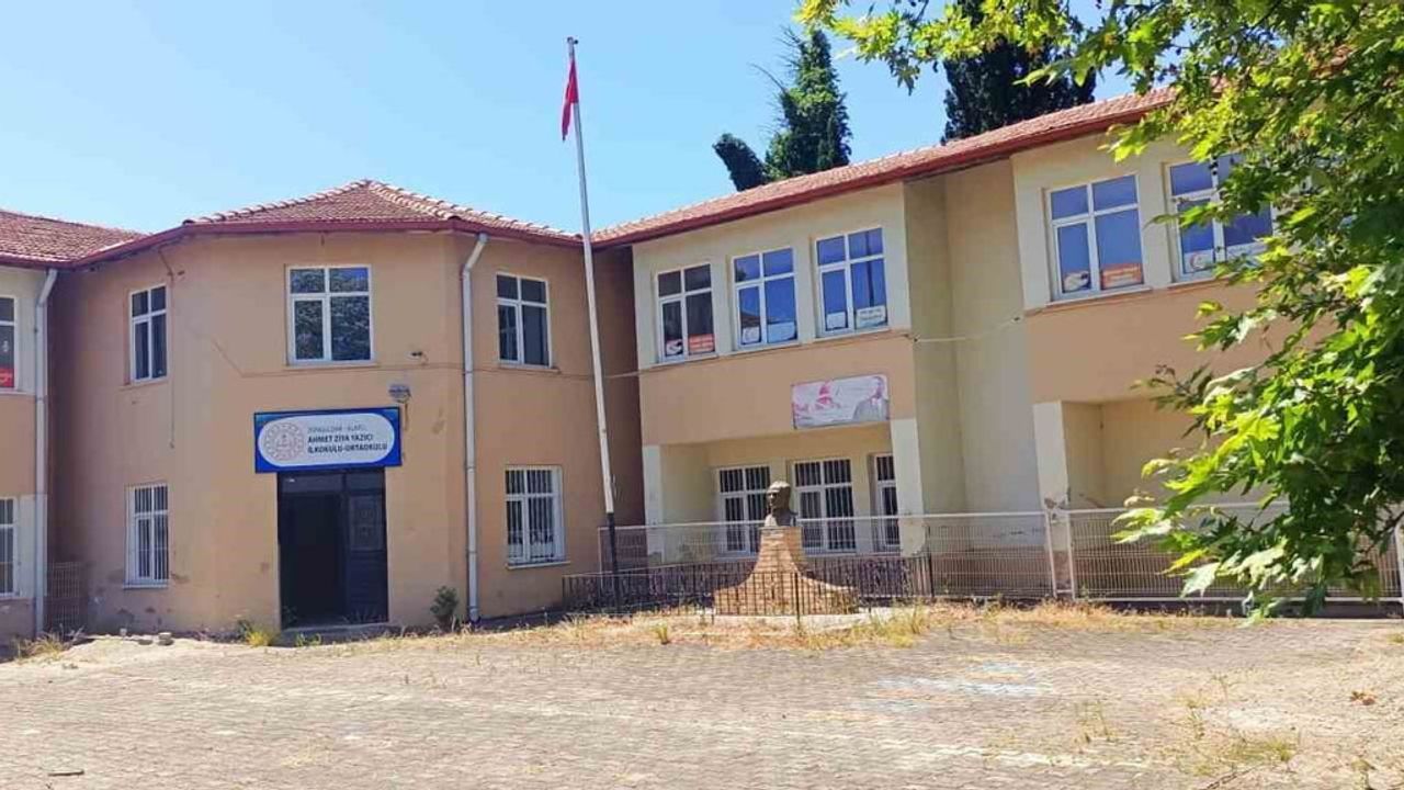 Büyük Tekke Köyü'ndeki 7 Yıllık İlk ve Ortaokul Binası Yıkılıyor