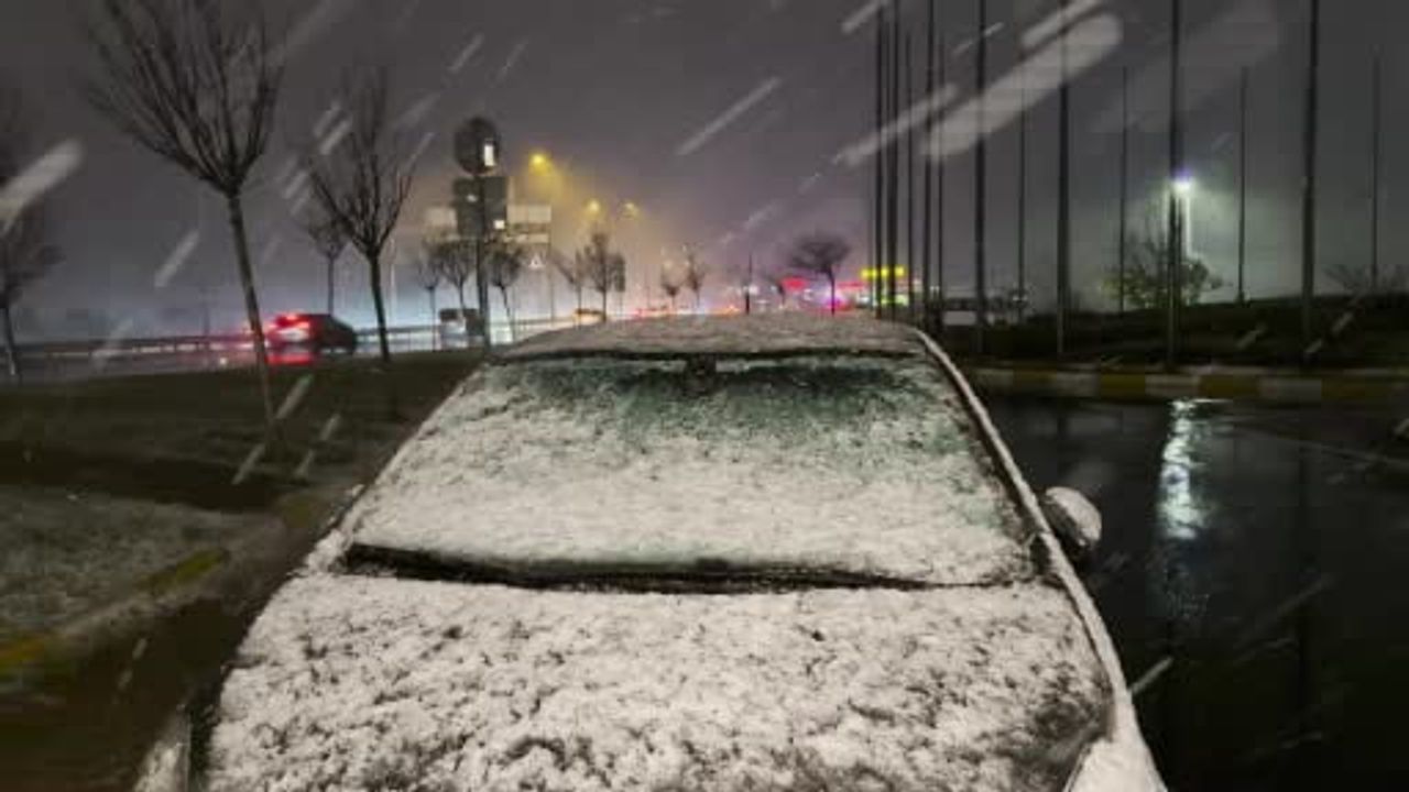 Büyükçekmece'de Yoğun Kar: Park Halindeki Araçlar Kısa Sürede Beyaza Büründü