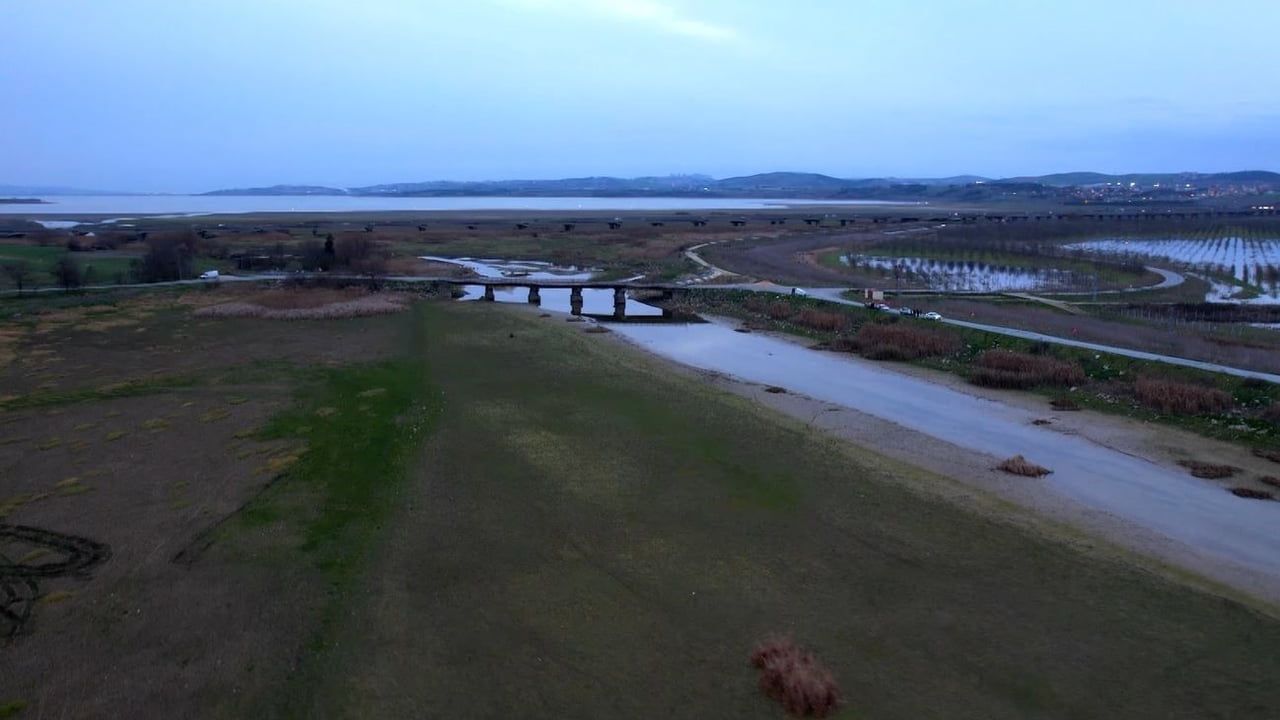 Büyükçekmece Gölü'nde Su Seviyesi Kritik Düzeye İndi