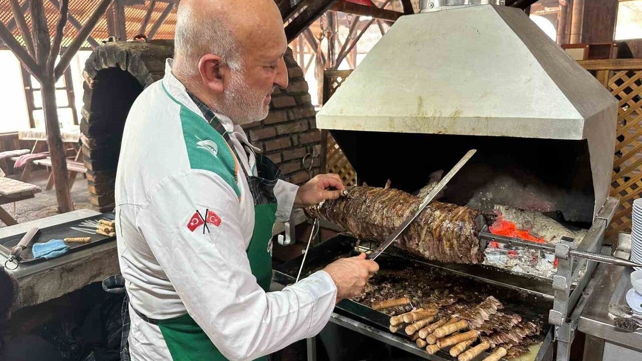 Büyükorhan Tahıl Hanı'nda 400 yıllık geleneğe cağ kebap eklendi