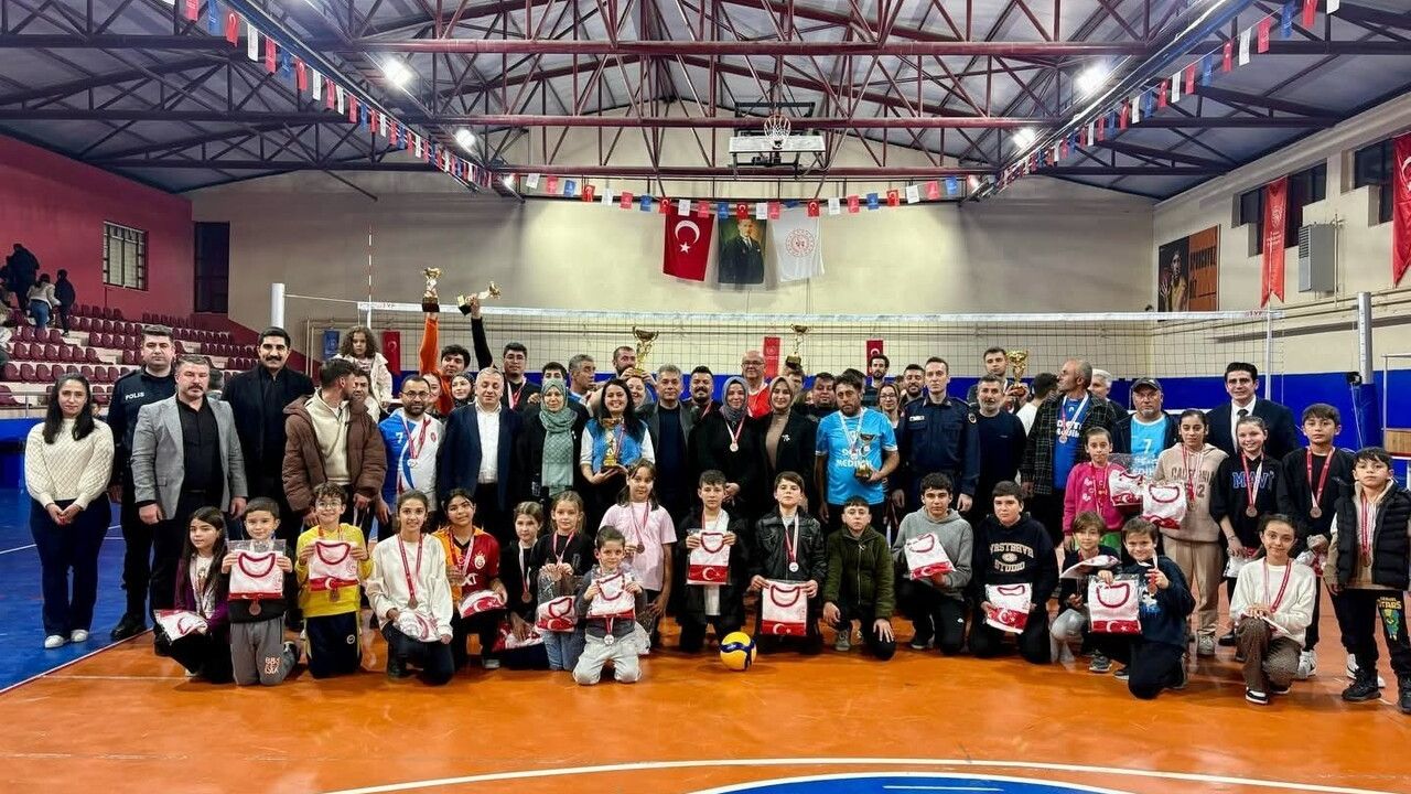 Çal'da voleybol turnuvası sona erdi: Çal Garası ve Çal Meslek Lisesi şampiyon