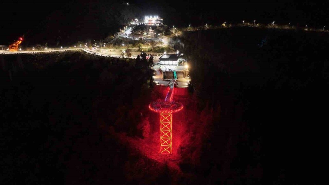 Cam Seyir Terası 112 İçin Kırmızıya Büründü