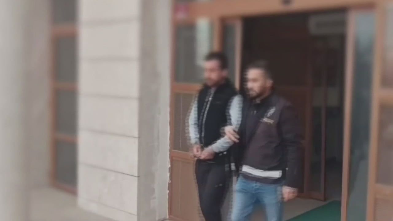 Camekandan telefonu çalan hırsızın anı: Hatay'da güvenlik kamerası kaydetti