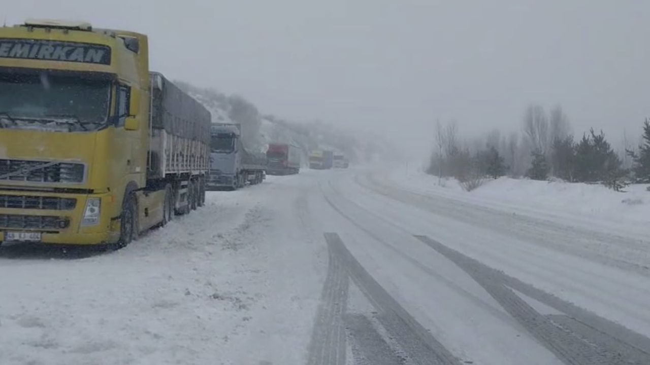 Çamlıbel Geçidi'nde Kar Ulaşımı Aksadı — Tokat-Sivas Yolu