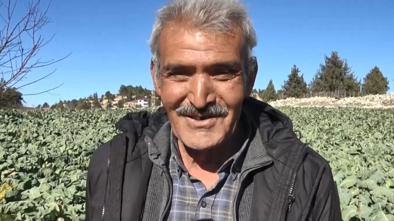 Çamurlu ayakkabısını çıkarıp çorapla markete girdi — "Yine olsa yine yaparım"