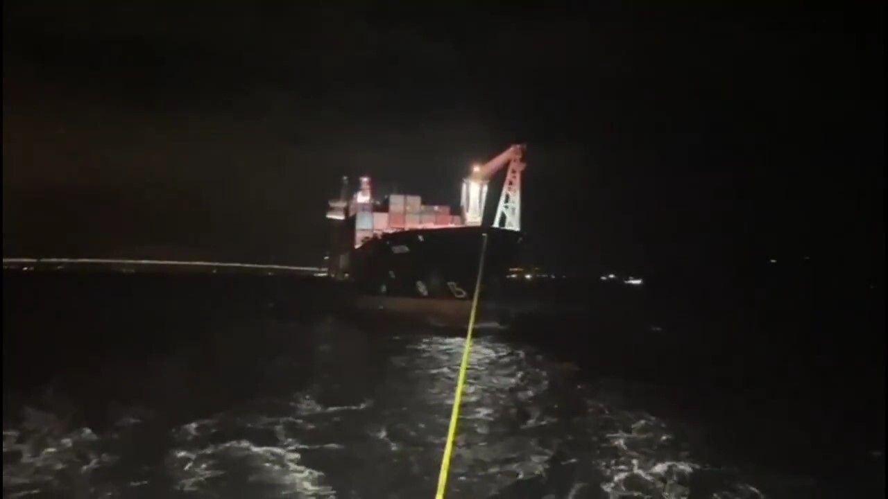 Çanakkale Boğazı'nda 'Orita' konteyner gemisi makine arızası nedeniyle demirletildi