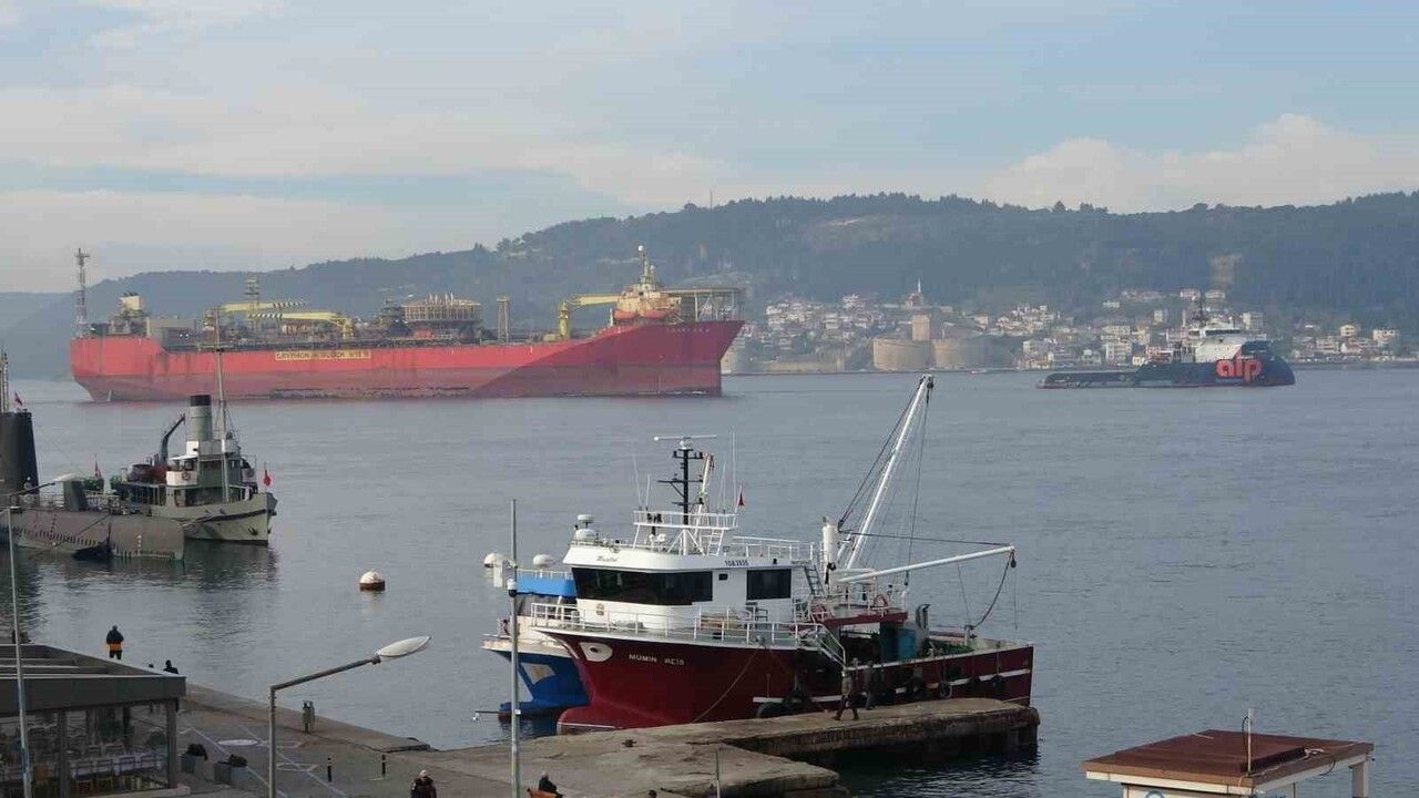 Çanakkale Boğazı'ndan 'GRYPHON A' adlı FPSO geçişi