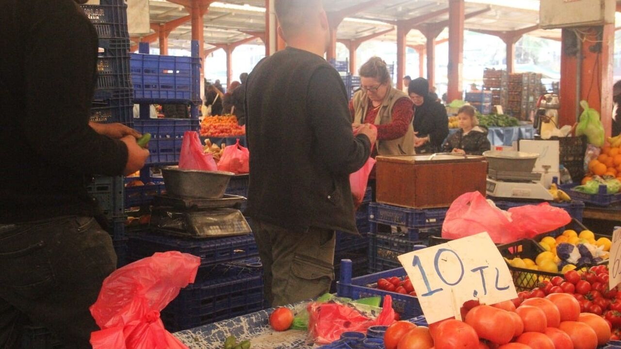 Çanakkale domatesinde sezon sonu fiyat düşüşü: Tezgahta 40 TL'den 10 TL'ye