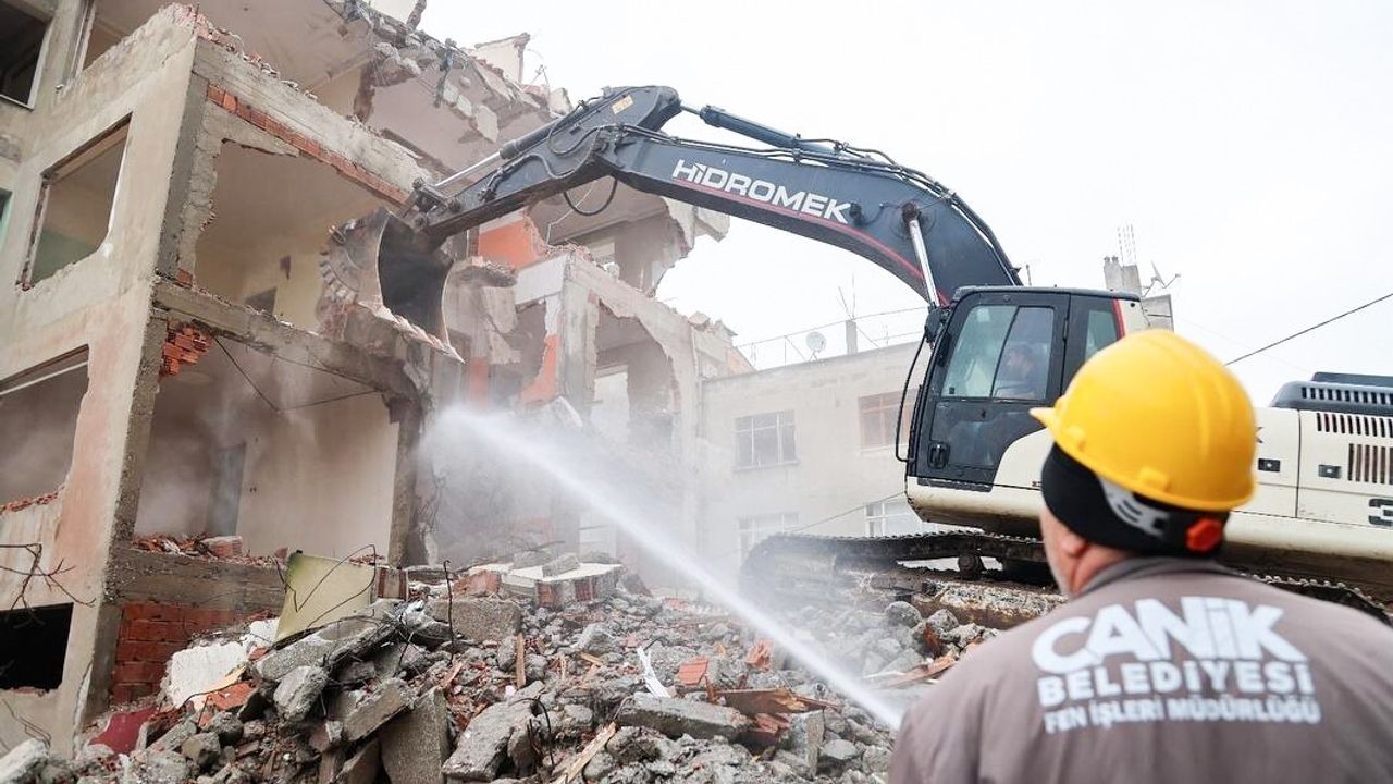 Canik'te 741 riskli binanın yıkımı sürüyor