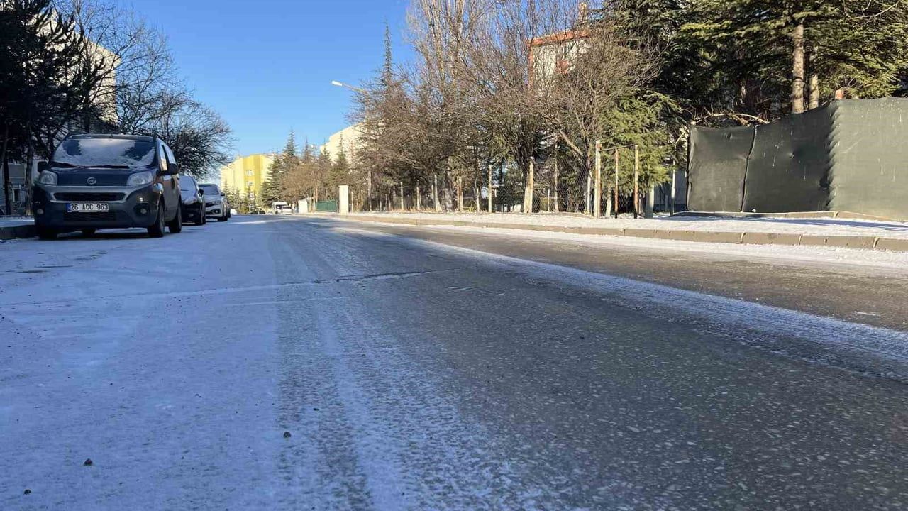 Çankaya Mahallesi'nde yollar buzlandı: Vatandaşlardan tuzlama talebi