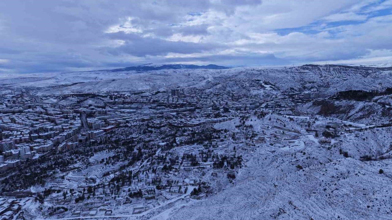 Çankırı'da karla kaplanan kent merkezi havadan görüntülendi