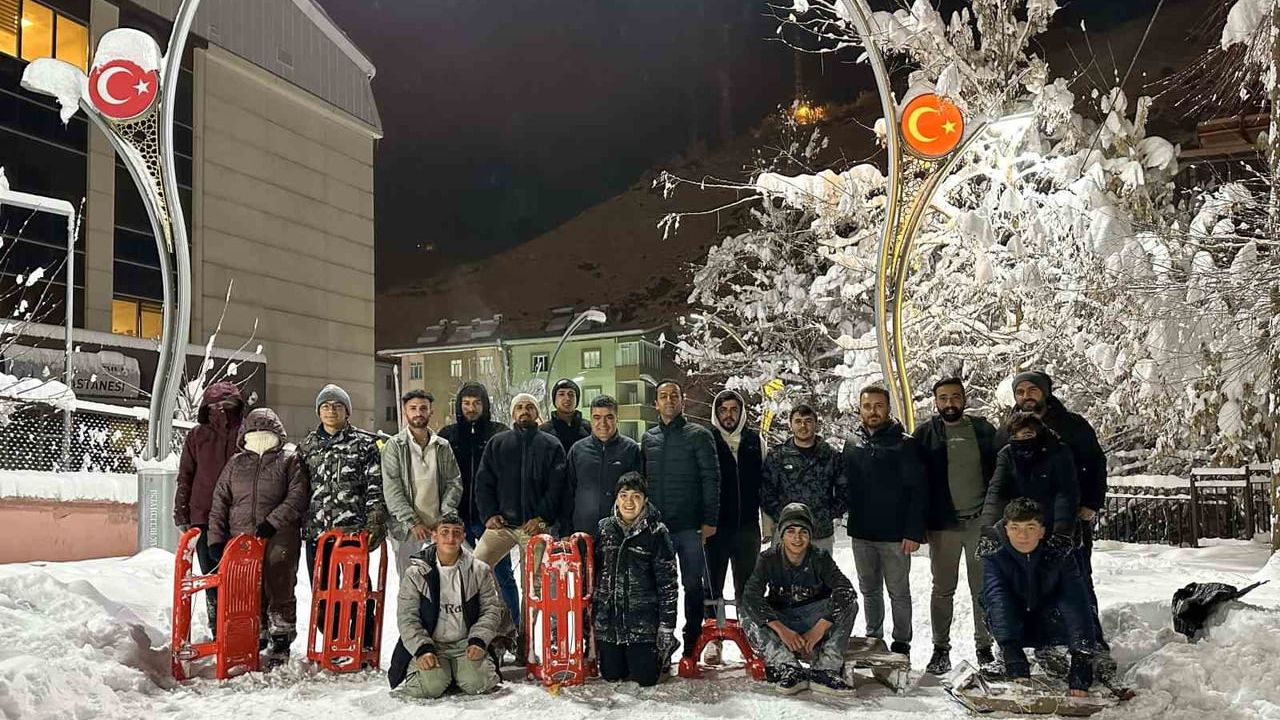 Çatak’ta öğrenciler kar tatilini kızak şenliğine çevirdi