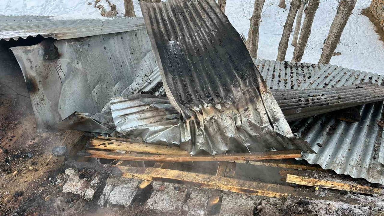 Çatak’ta soba bacasından çıkan yangın çatıyı kullanılmaz hale getirdi