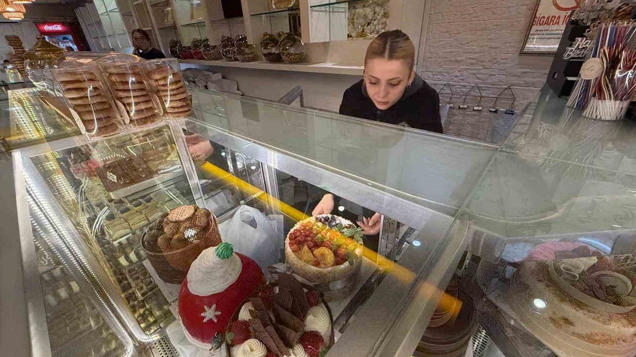 Çaycuma'da yılbaşına özel 40 pastanın içine altın gizlendi