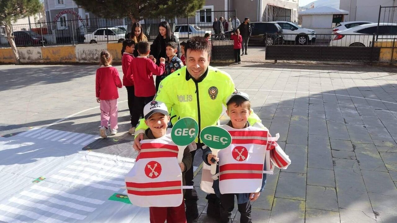 Çayırlı'da Öğrencilere Trafik Güvenliği ve Yaya Önceliği Eğitimi