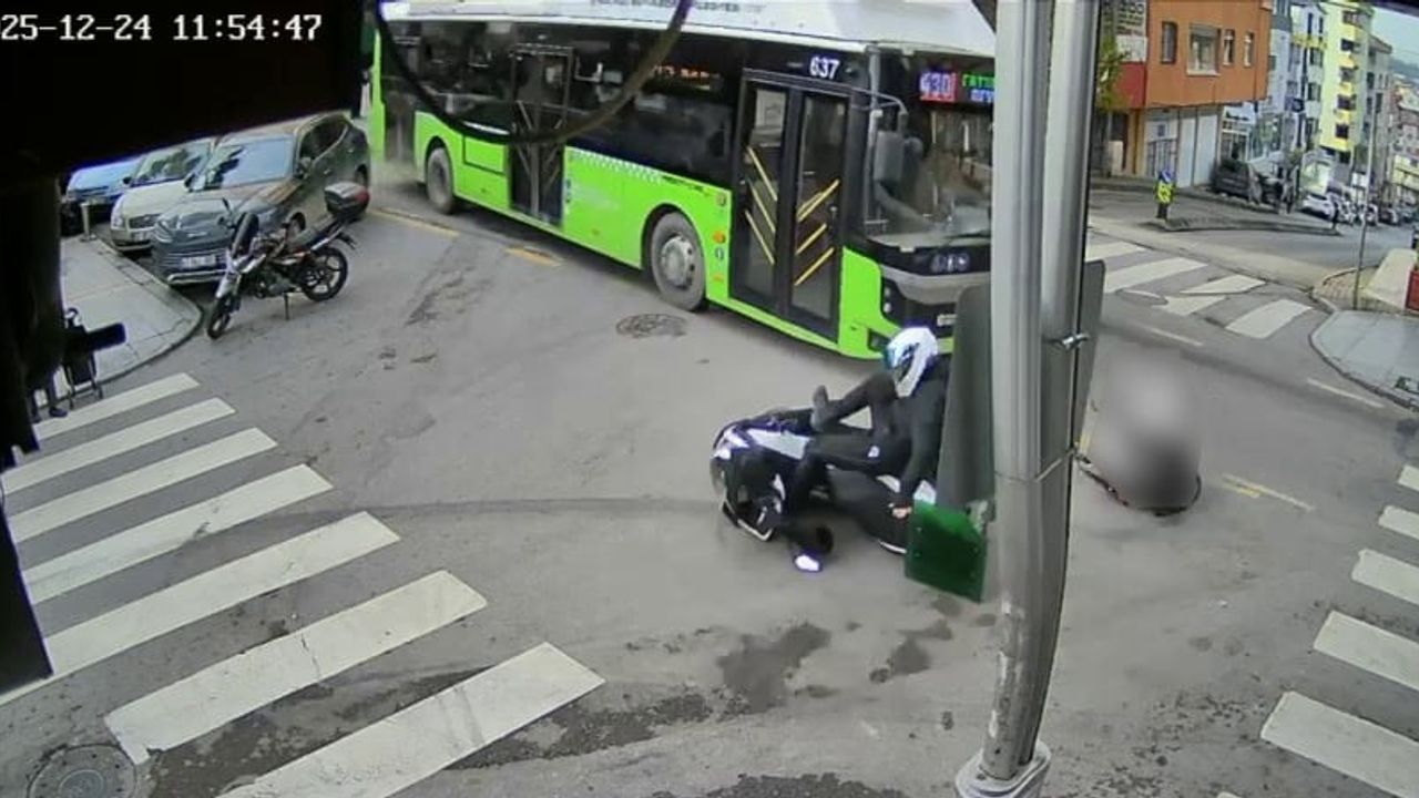 Çayırova'da belediye otobüsü ile motokuryenin çarpışma anı kamerada