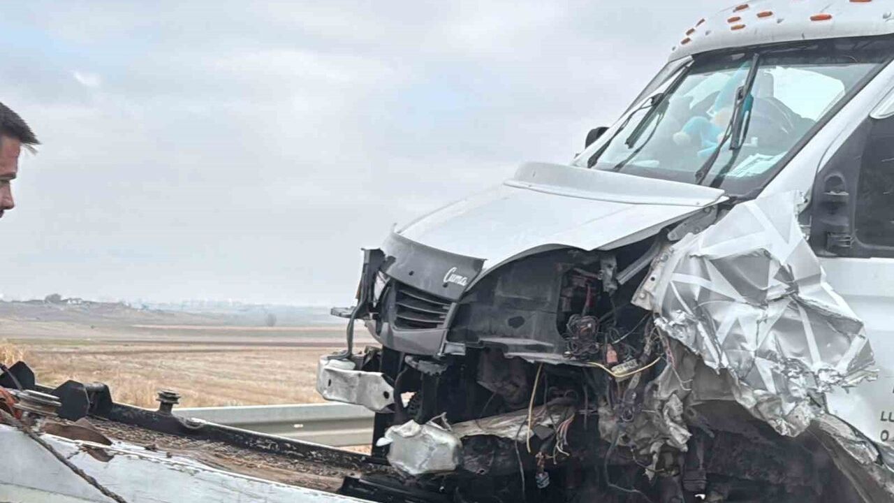 Çekicinin bariyerlere çarpması Afyonkarahisar-Konya yolunu tek yön kapattı