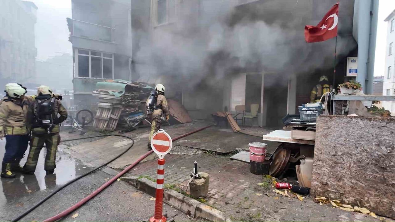 Çekmeköy'de mobilya atölyesinde çıkan yangın binayı kullanılamaz hale getirdi