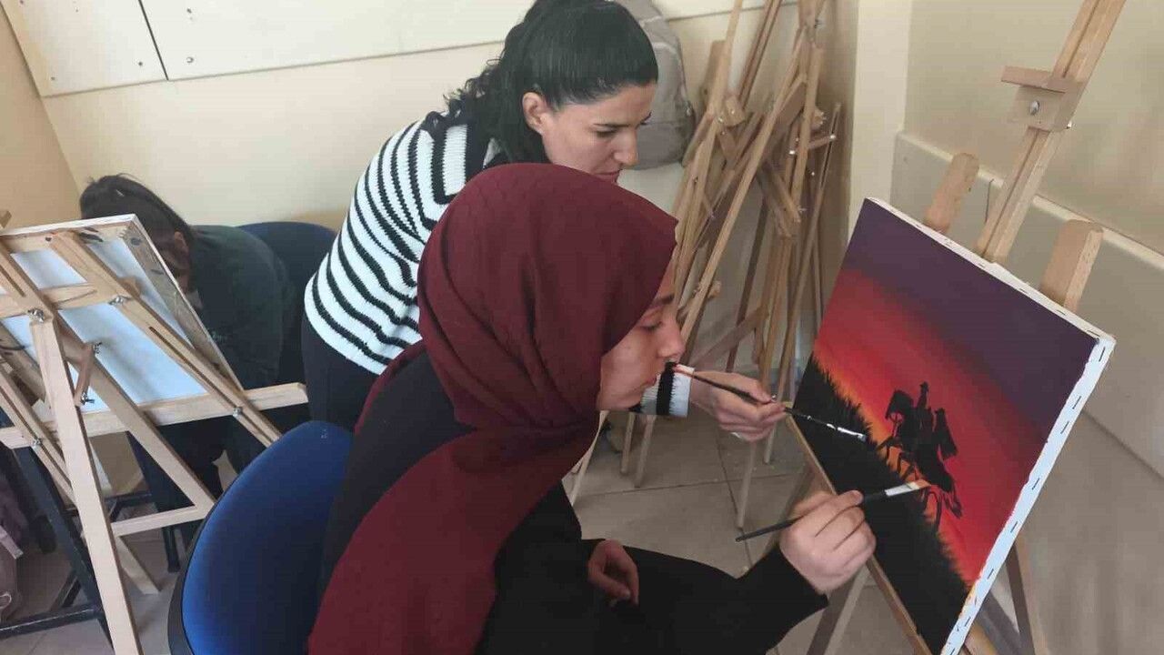 Çemişgezek’te atık ahşaplar tuvale dönüşüyor, gençler sanata yöneliyor