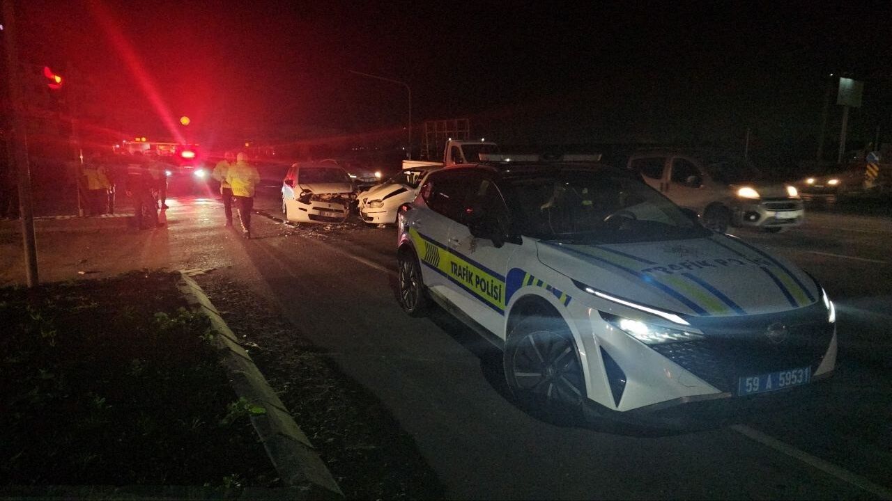 Çerkezköy'de kırmızı ışık ihlali sonucu kaza: 2 yaralı