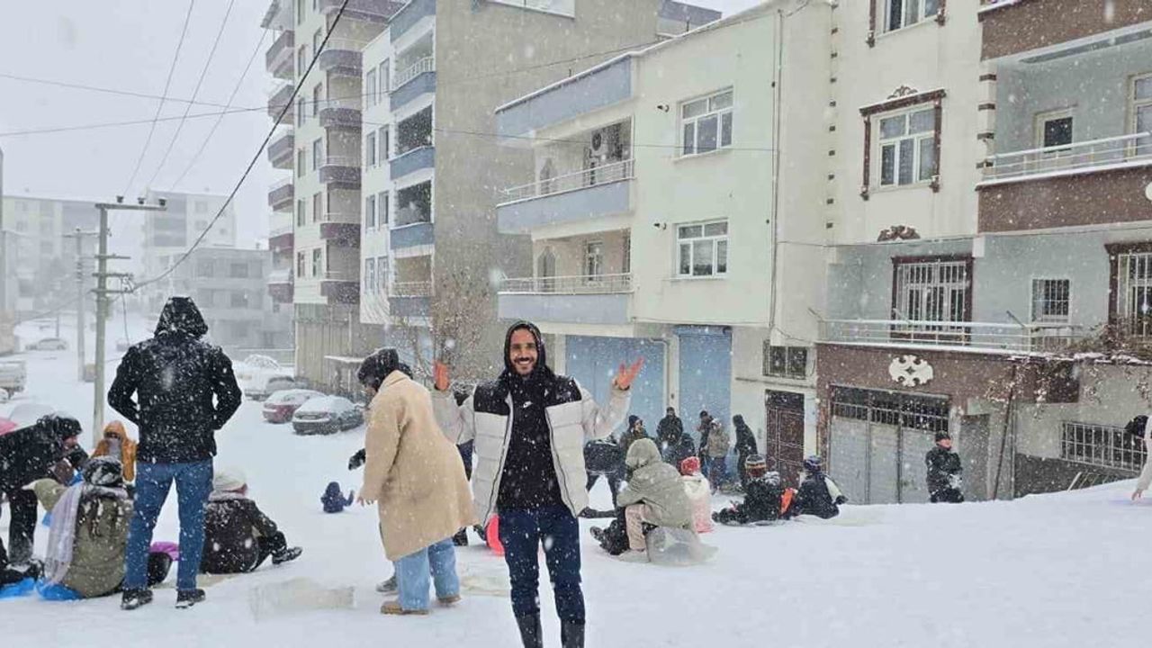 Çermik'te kar sevinci: Çocuklar beyaz örtüyle buluştu