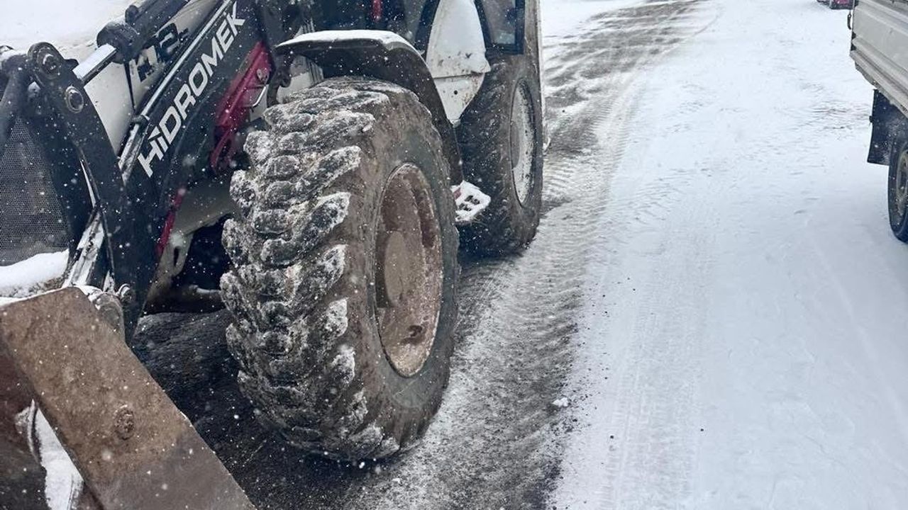Çermik'te karla mücadele: Belediye yol açma ve tuzlama çalışmalarını yoğunlaştırdı