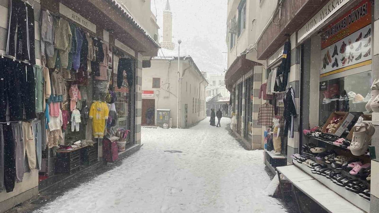 Çermik'te yoğun kar ulaşımı aksattı