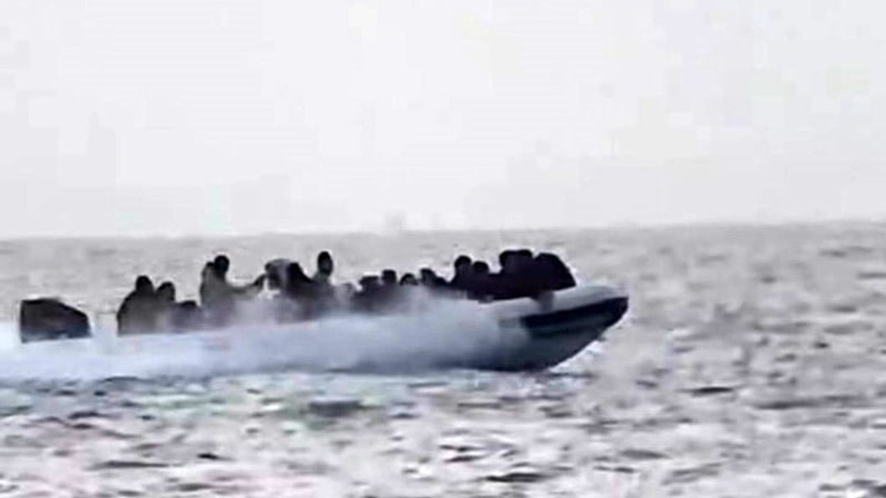 Çeşme açıklarında mülteci botu takibi — Sahil Güvenlik müdahalesi