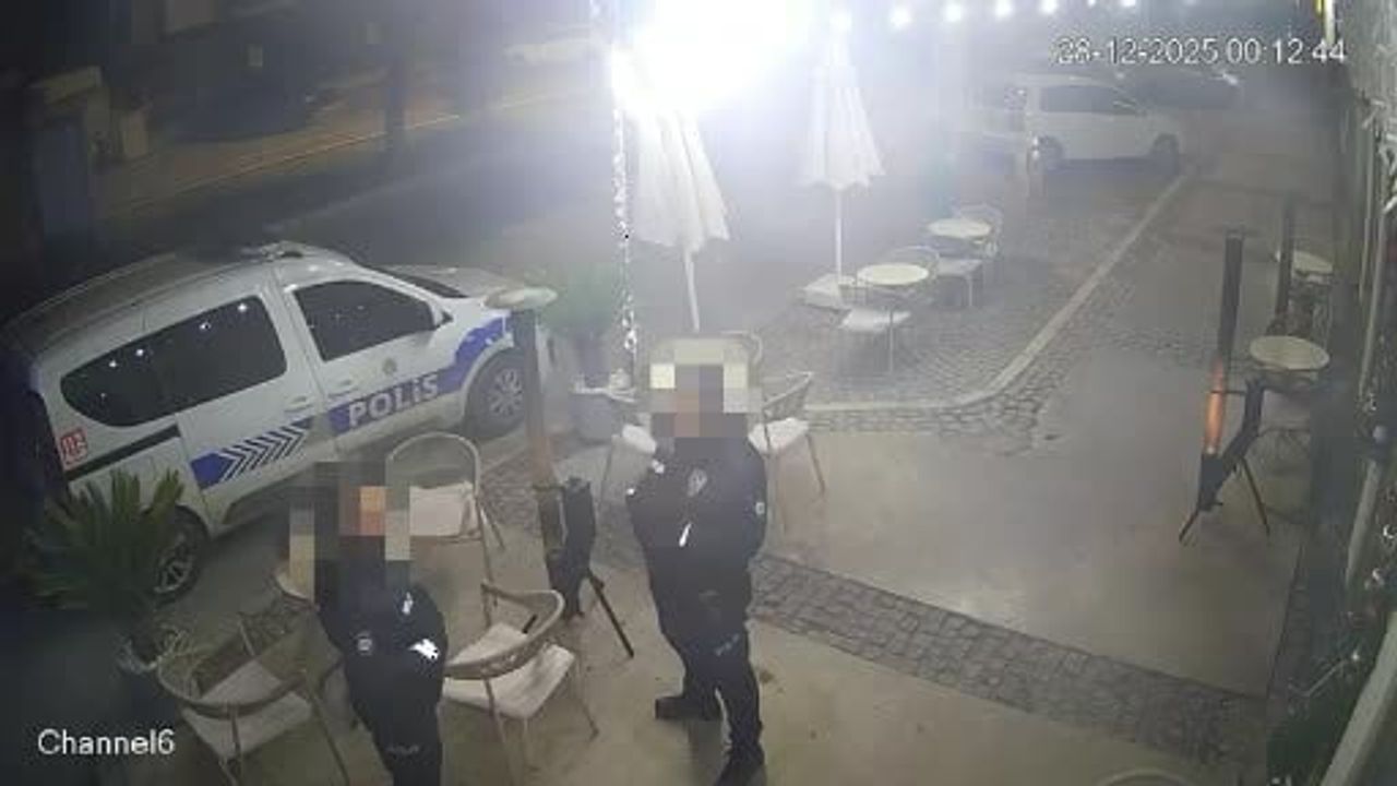 Çeşme Alaçatı'da park halindeki polis aracına çarpma anı kamerada