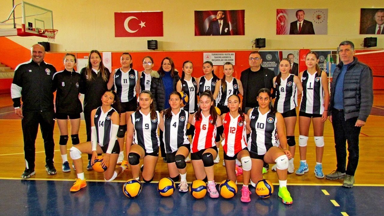 Çeşme Belediyespor Küçük Kız Voleybol Takımı şampiyonluğunu garantiledi