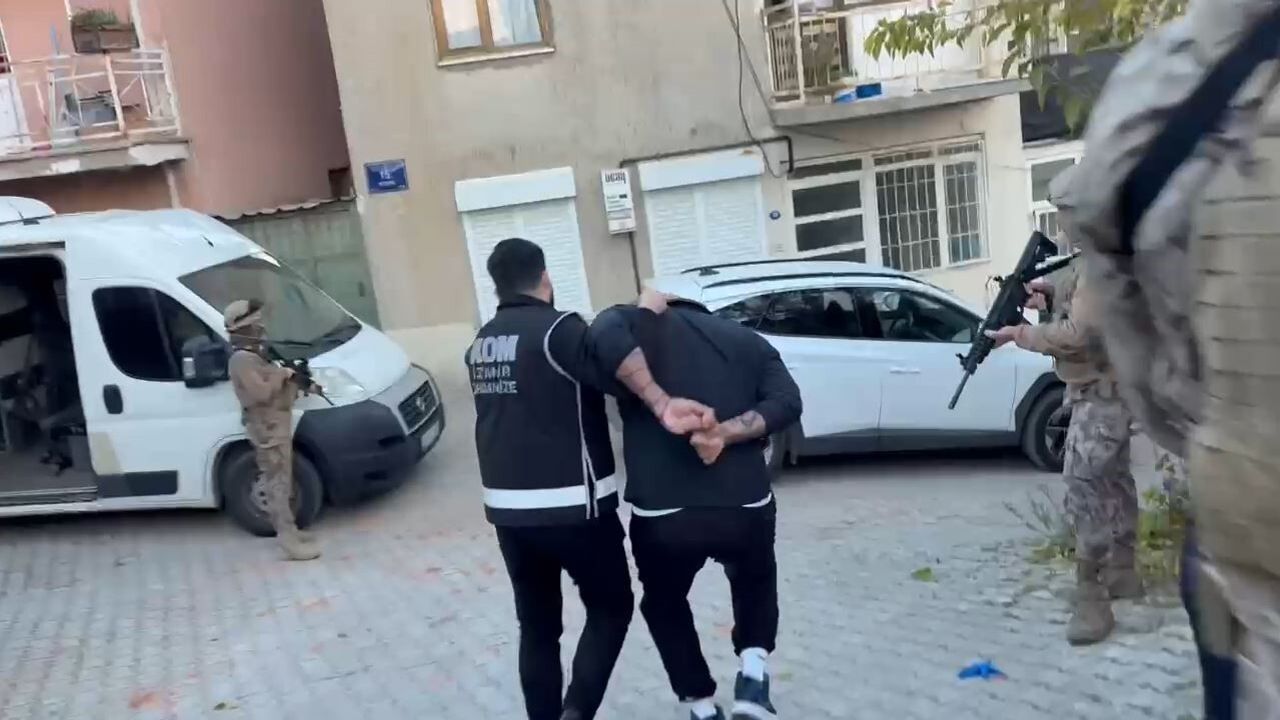 Çeşme'de özel harekat destekli operasyonla firari H.A. yakalandı