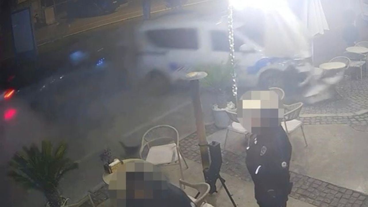 Çeşme'de park halindeki polis aracına çarpma anı kamerada