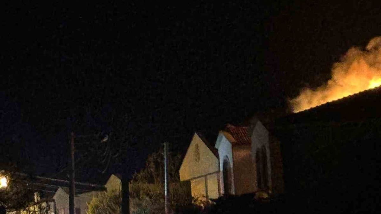 Çeşme'de Toskana Konakları'nda villa yangını kontrol altına alındı