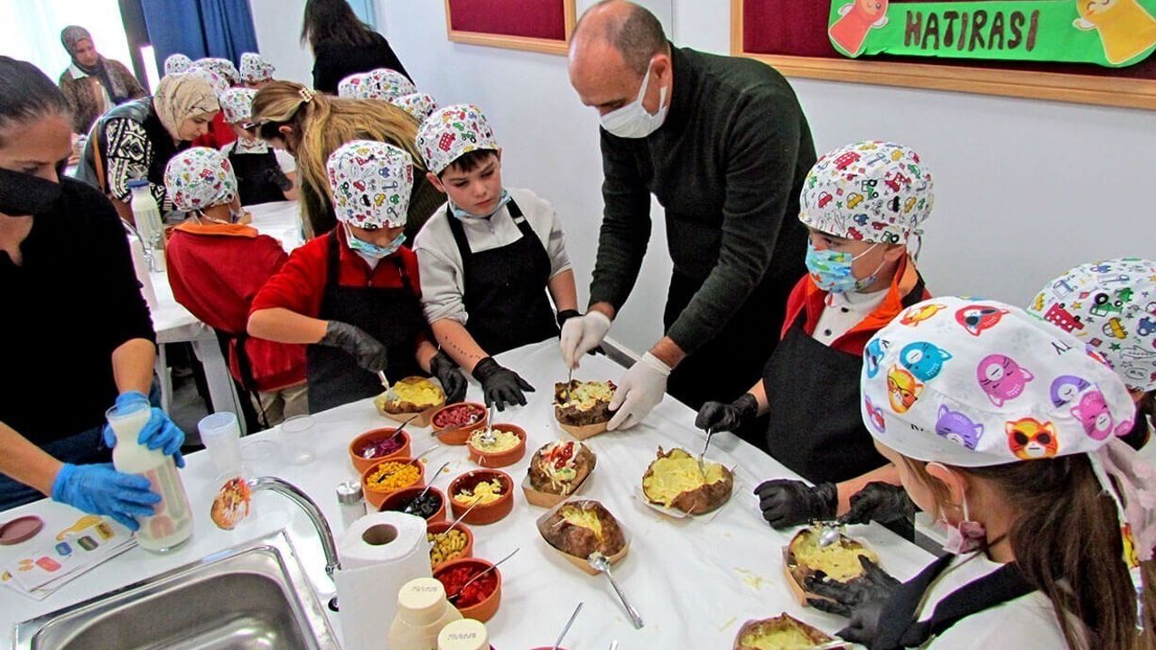 Çeşme Namık Kemal İlkokulu'nda Kumpir Hazırlama Etkinliği
