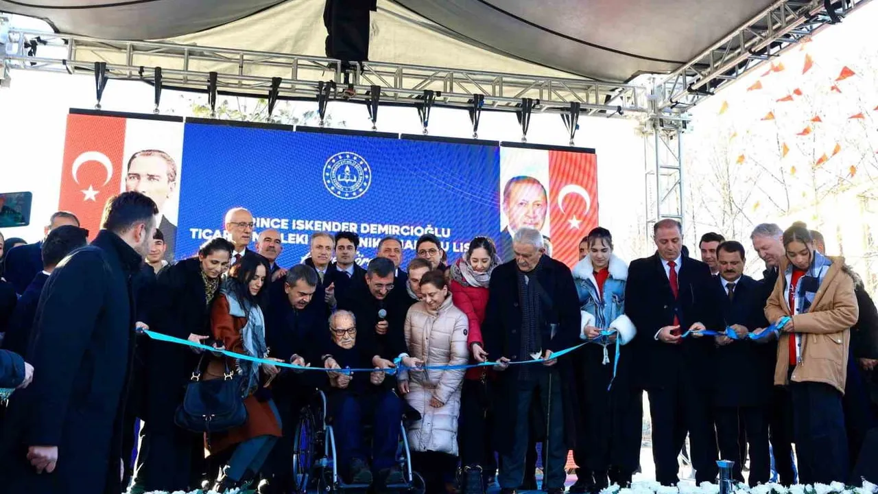 Cevdet Yılmaz: 2025'te turizm gelirinin 64 milyar dolara ulaşması bekleniyor