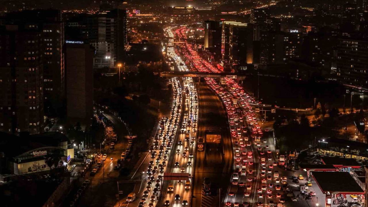 Cevizlibağ'da İş Çıkışında Trafik Yoğunluğu Havadan Görüntülendi